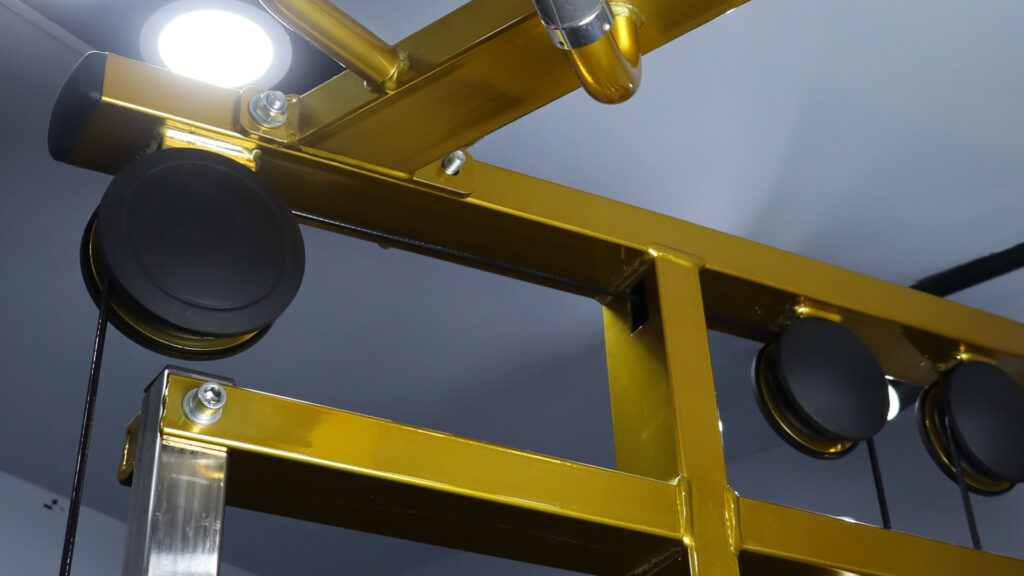 Detail mekanis kabel dan katrol pada Multi-Gym Premium untuk performa tinggi