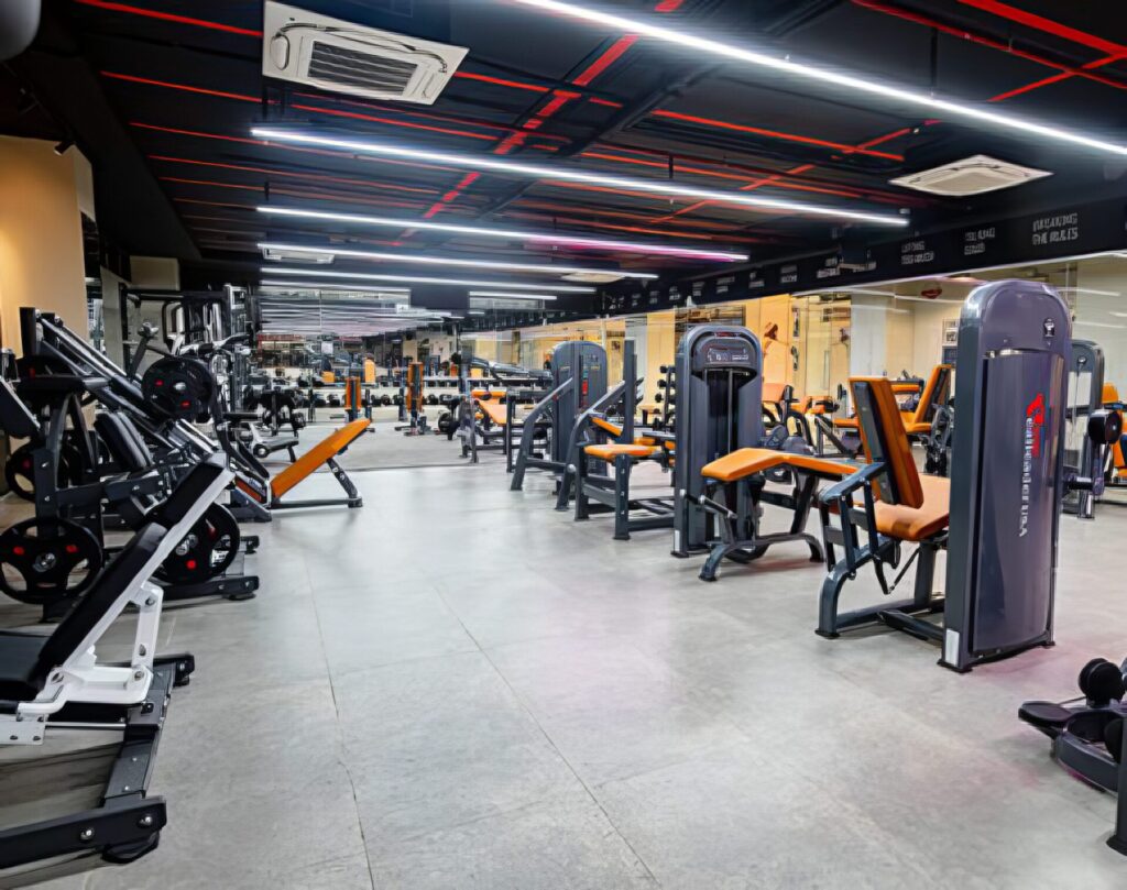 Desain interior gym mewah dengan peralatan fitness premium untuk member eksklusif