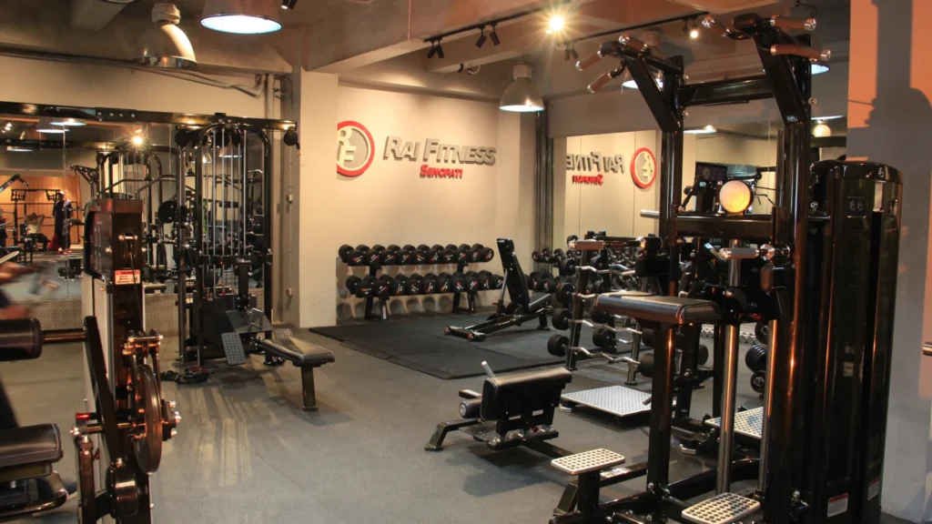 Desain interior gym mewah dengan peralatan fitness premium untuk member eksklusif.