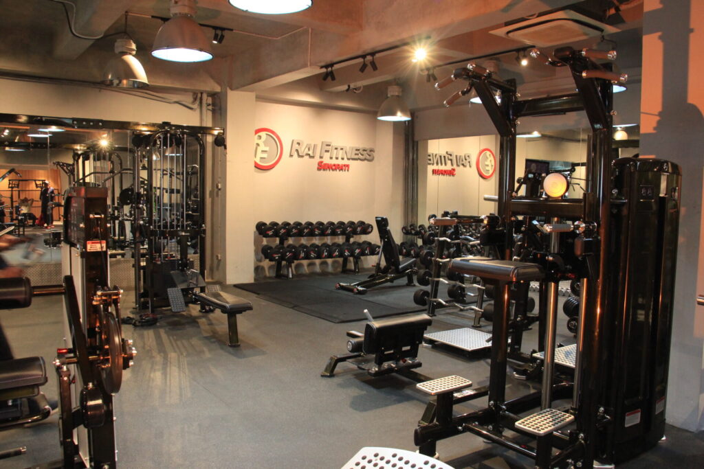 Desain interior gym mewah dengan peralatan fitness premium untuk member eksklusif.