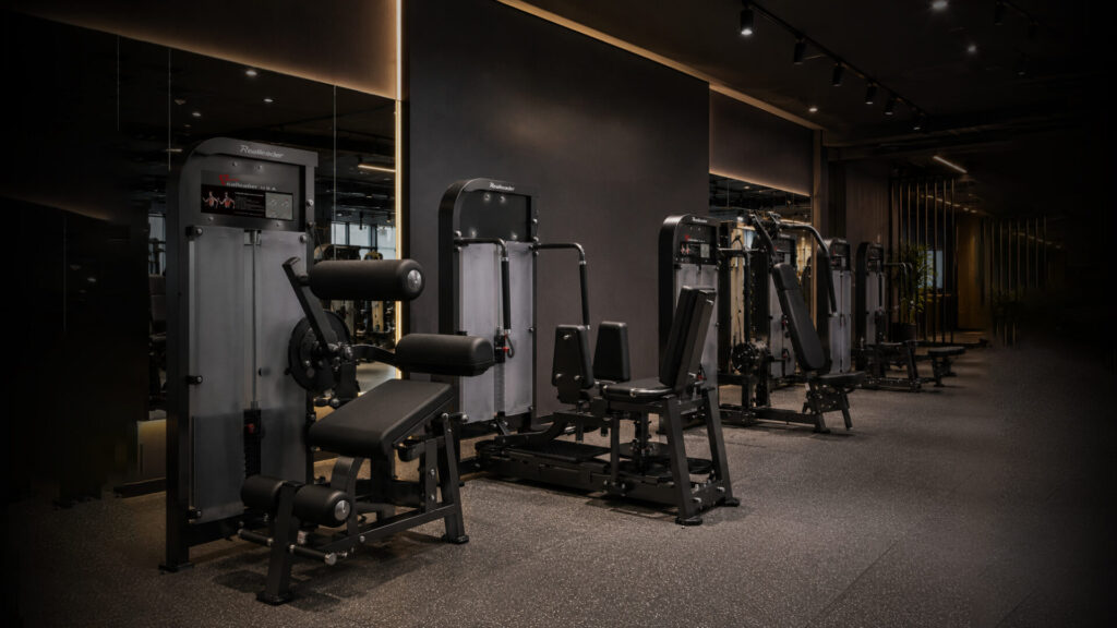 Fasilitas gym komersial premium dengan barisan Alat Realleader PF Series.