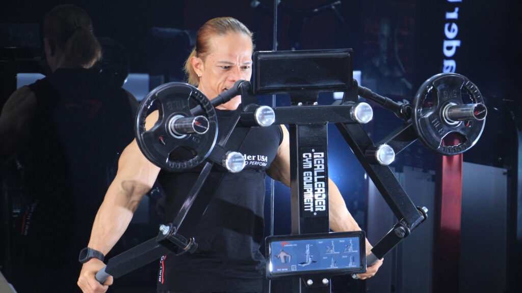 Member gym menggunakan mesin lari modern dengan layar interaktif