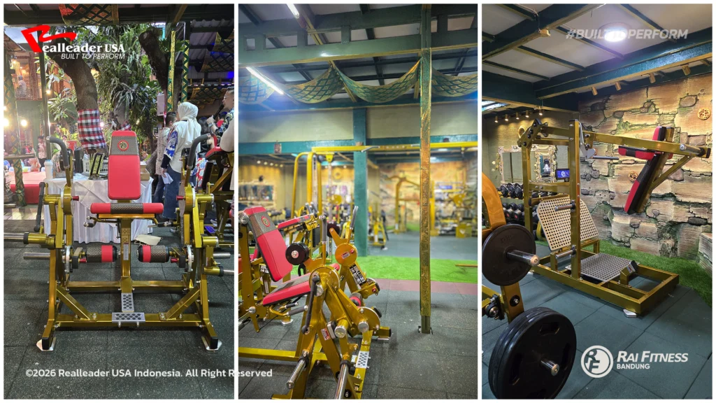 Area angkat beban gym dengan nuansa alami kayu dan tanaman hijau Biophilic Design Gym.