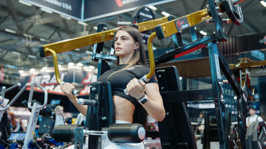 Ruang gym komersial modern sebagai bentuk investasi bisnis gym jangka panjang.