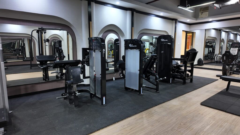 Interior gym komersial modern dalam panduan bisnis gym