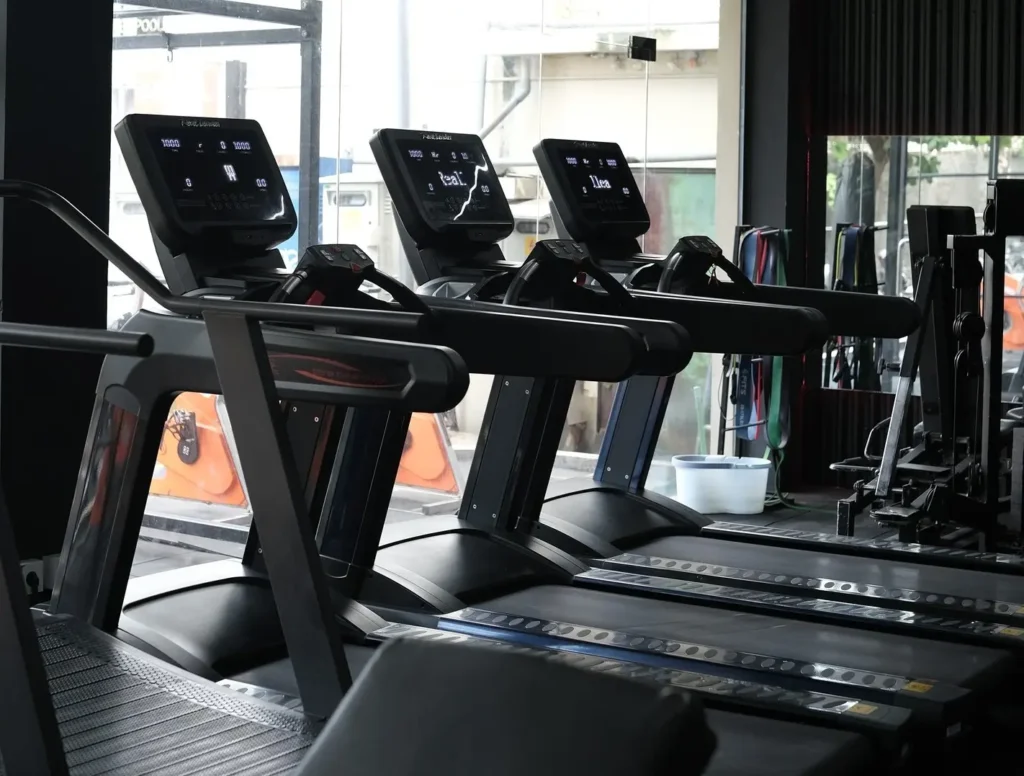 Gym modern premium dengan peralatan fitness komersial dan teknologi digital